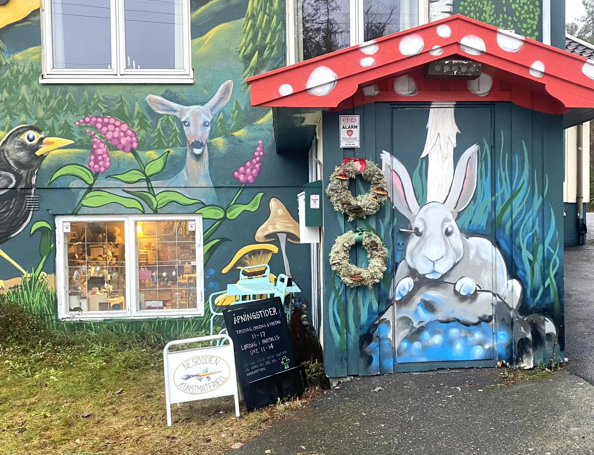 Hyllene i butikken på Sandvang, fulle av maling, pensler og papir